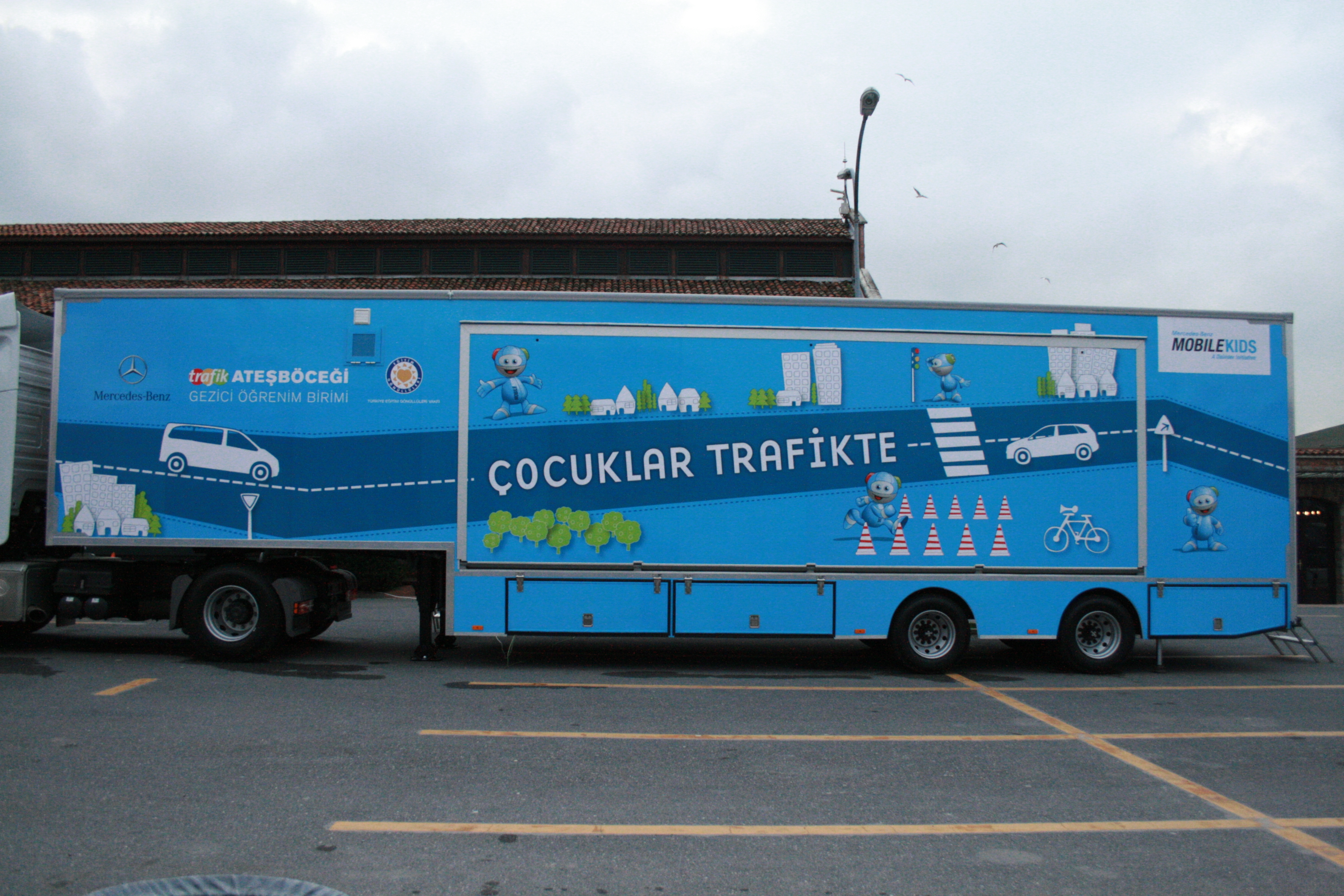 Mercedes-Benz Türk işbirliği ile MobileKids Trafik Ateşböceği aramıza katılıyor.